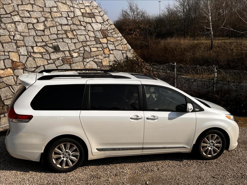 2013 Toyota SIENNA - 8
