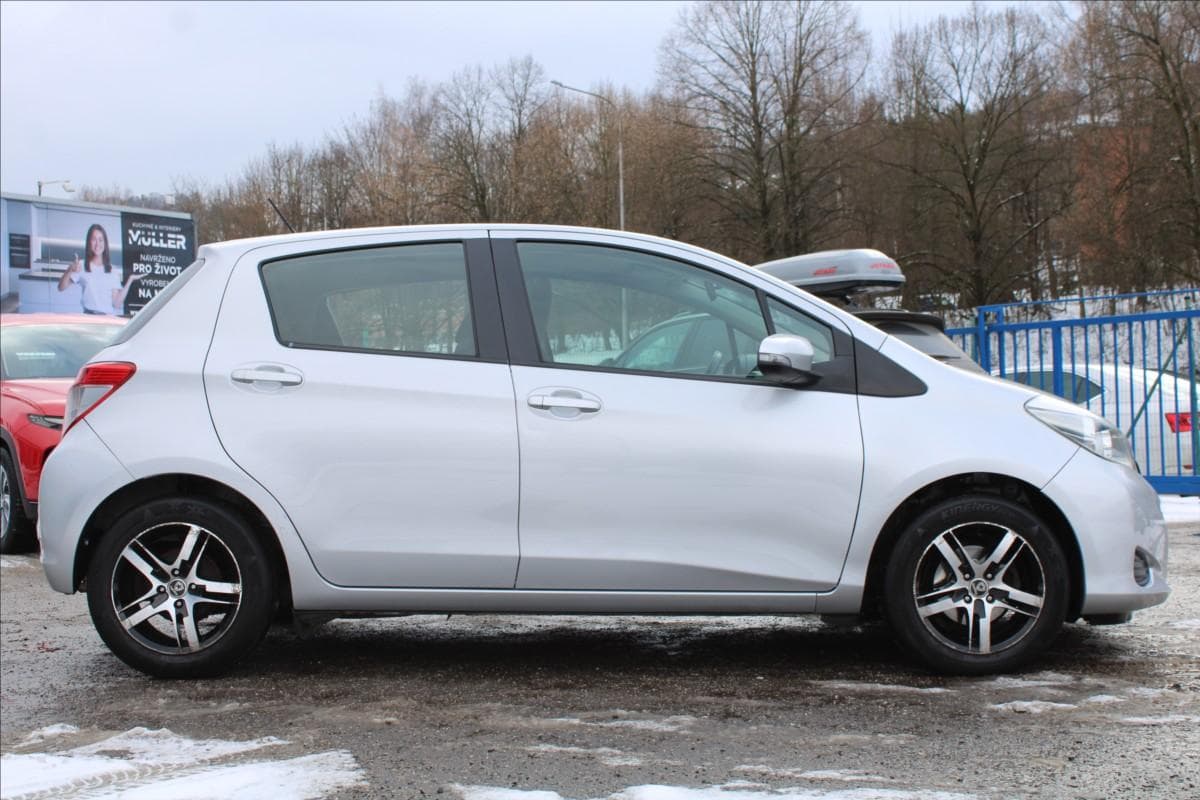 2012 Toyota YARIS - 4