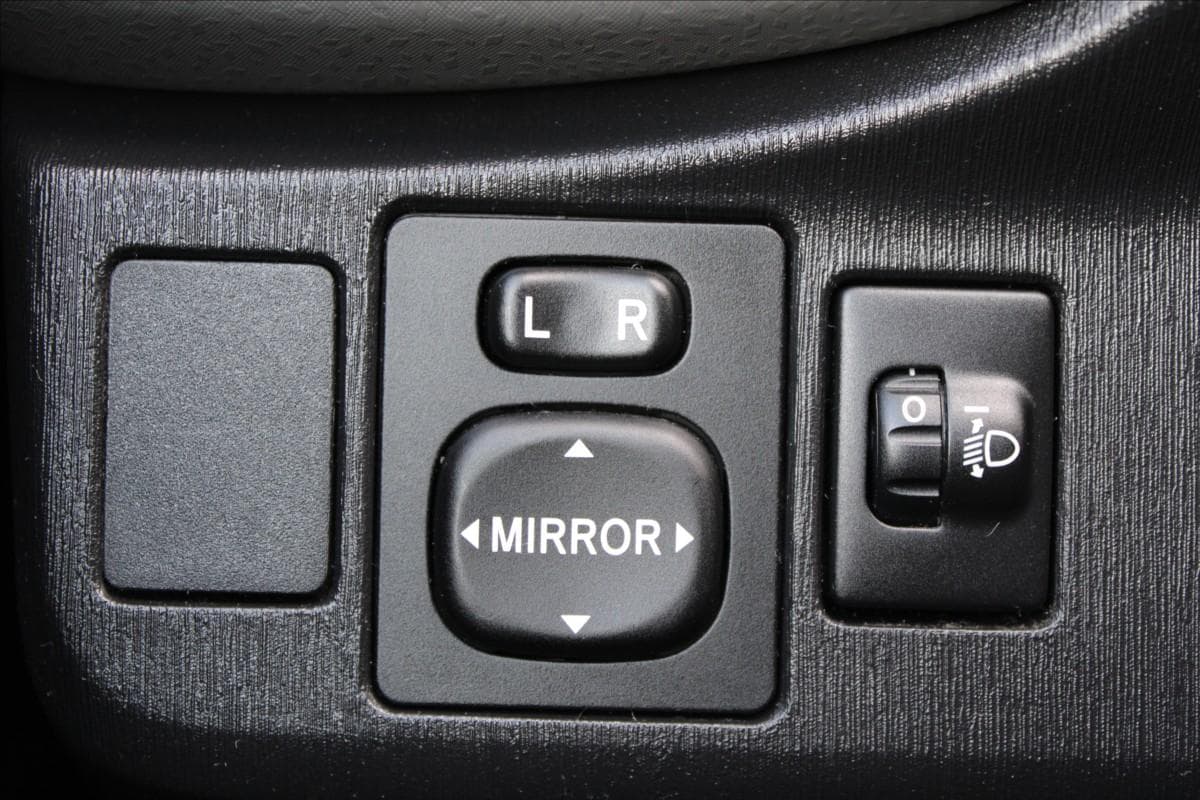2012 Toyota YARIS - 17