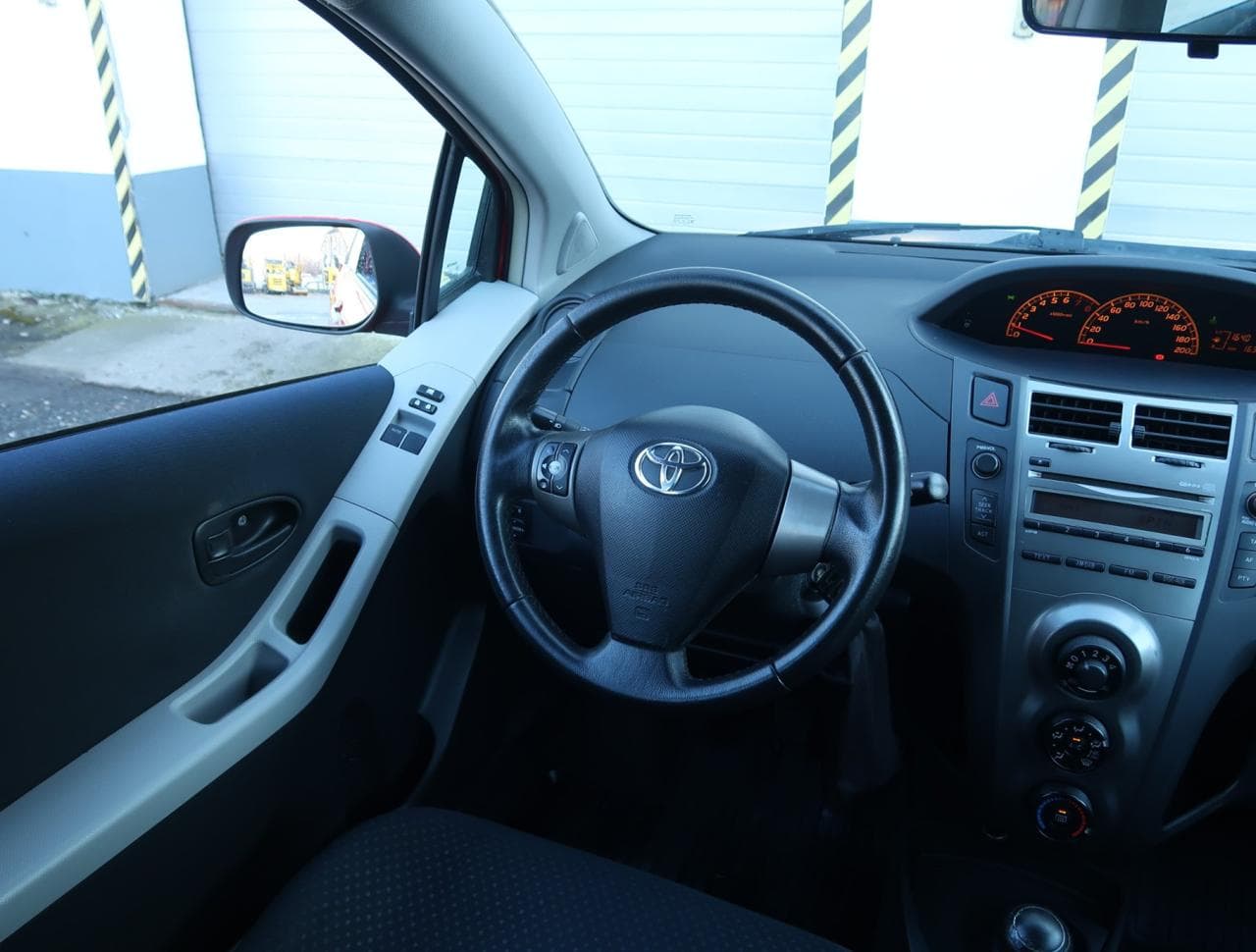 2010 Toyota YARIS - 9