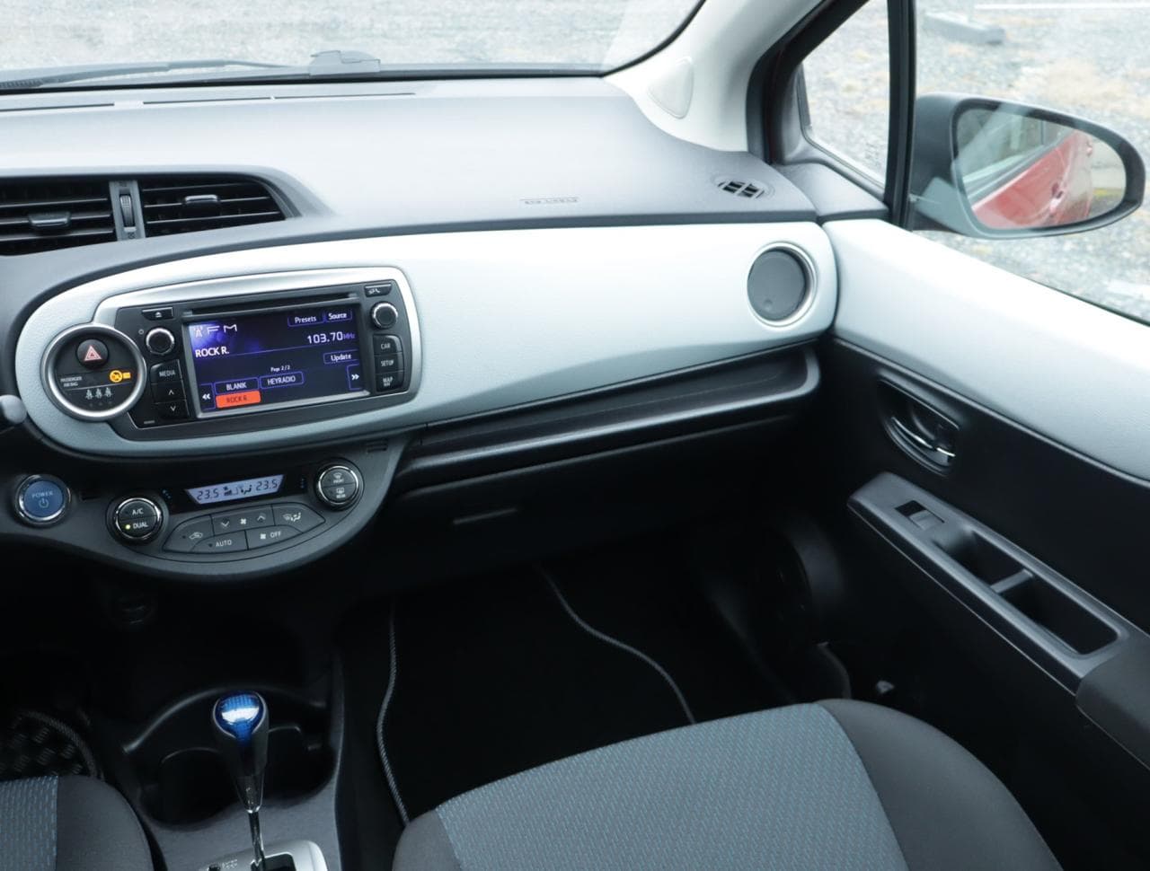 2013 Toyota Yaris - 11