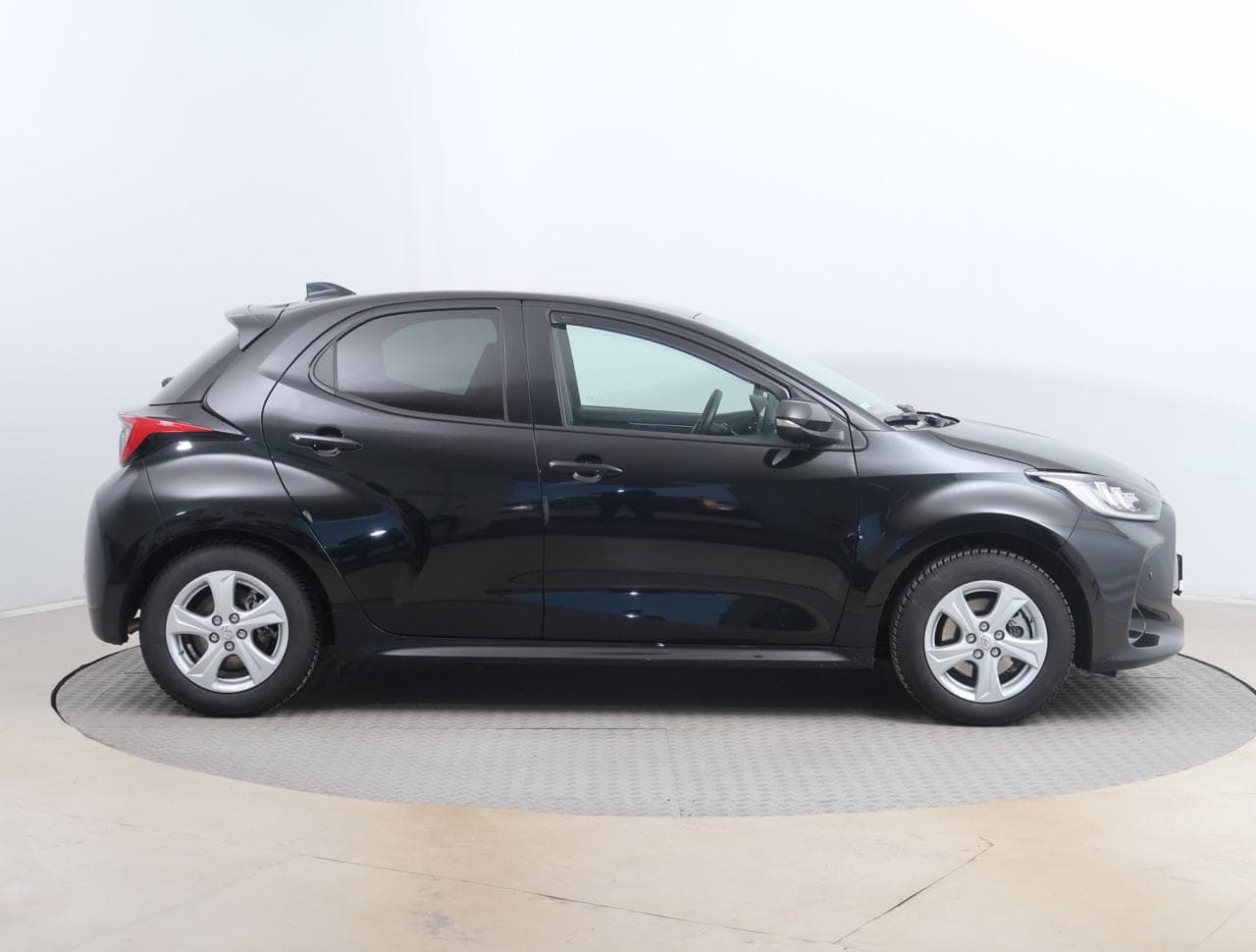 2024 Toyota Yaris - 8