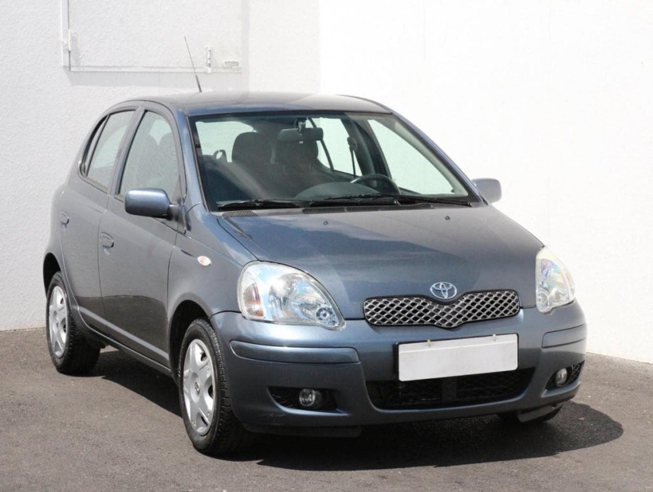 Toyota Yaris 1.0i hatchback