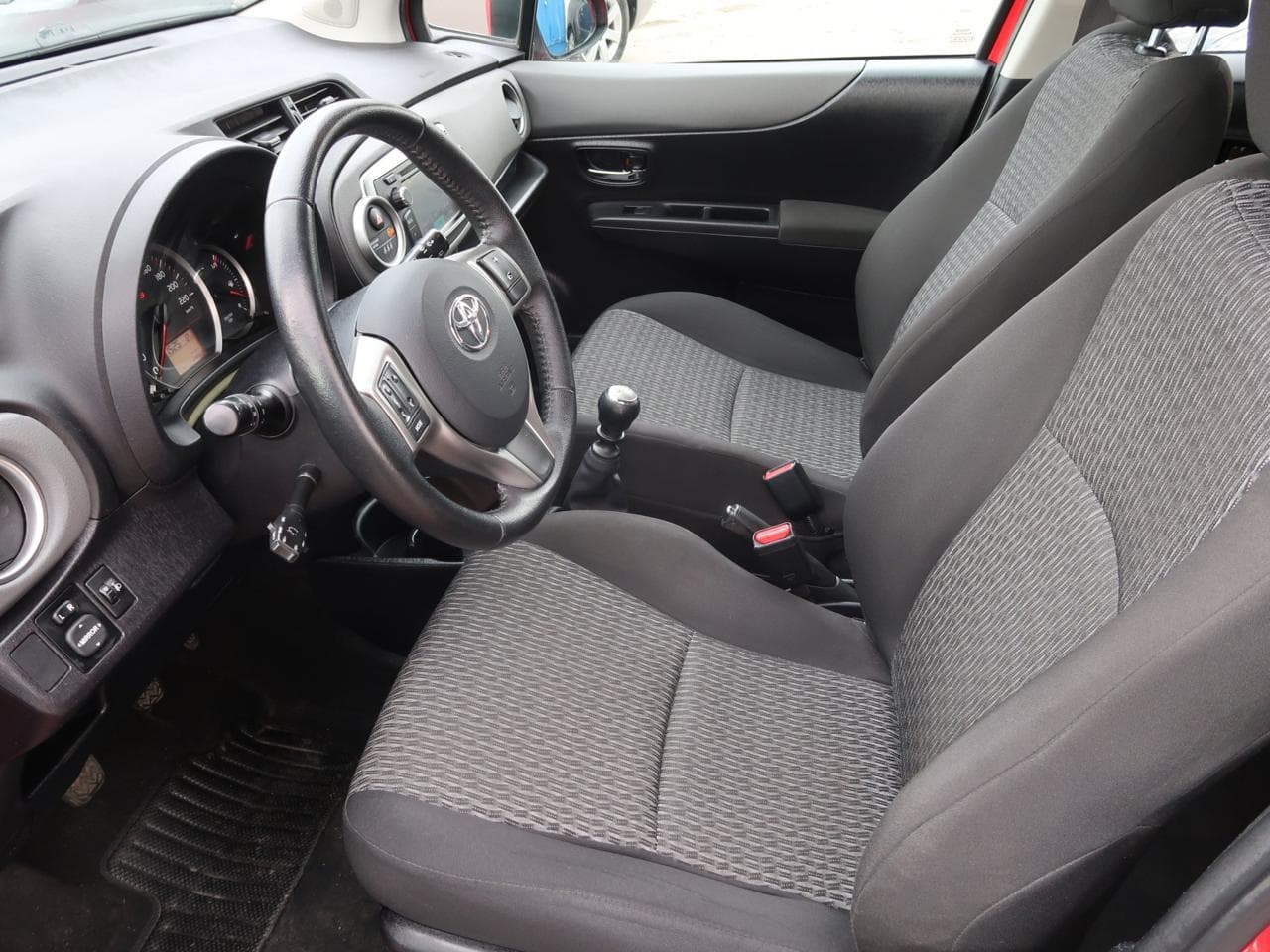 2013 Toyota YARIS - 16