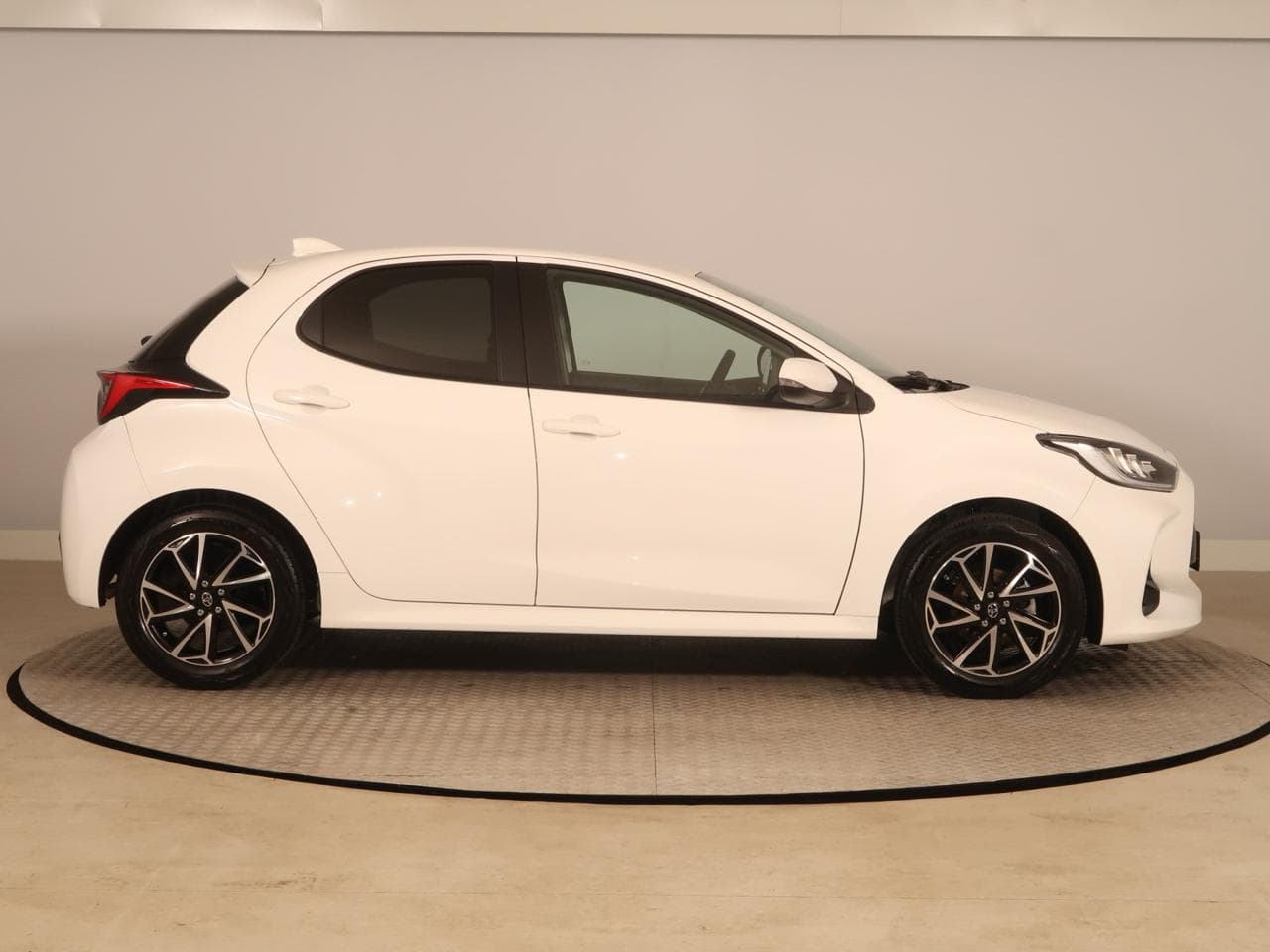 2023 Toyota YARIS - 8