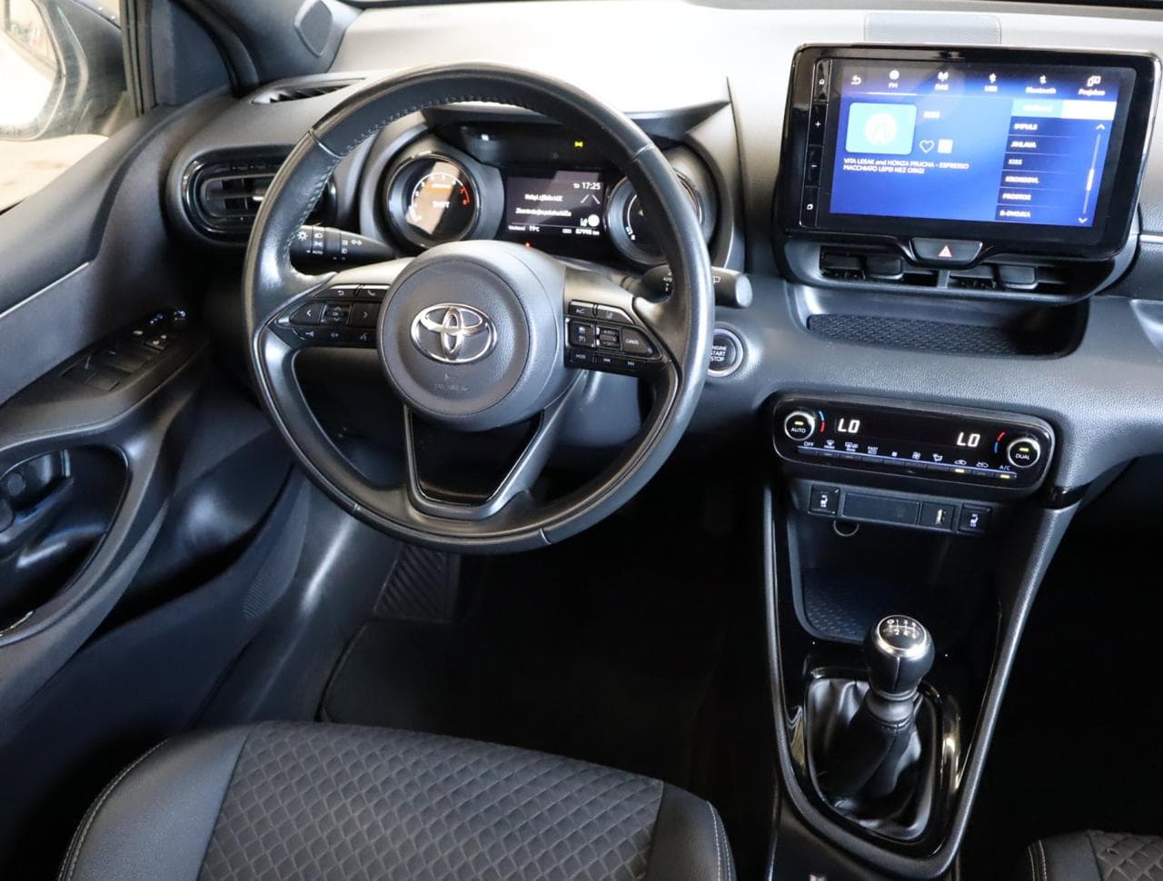 2022 Toyota YARIS - 15
