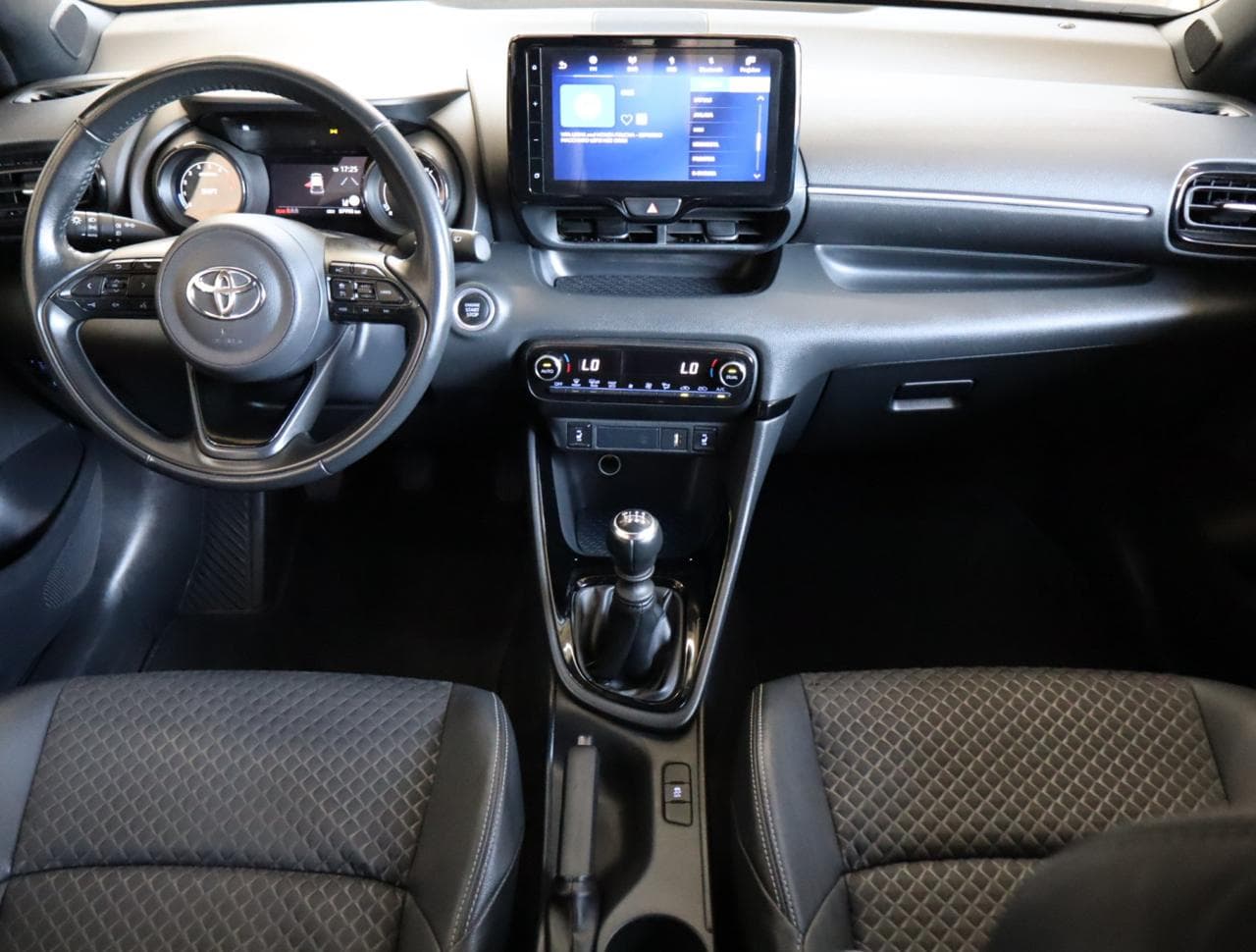 2022 Toyota YARIS - 16
