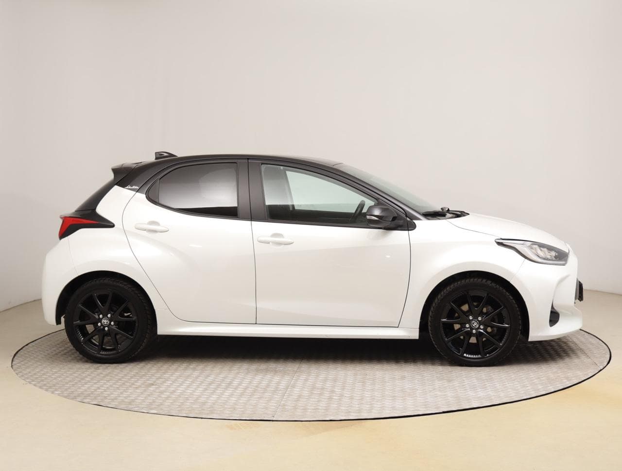 2022 Toyota YARIS - 13