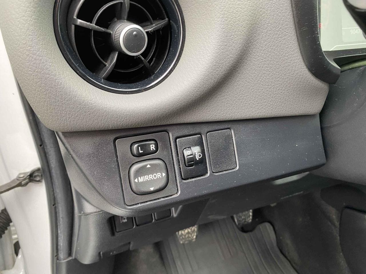 2018 Toyota YARIS - 21