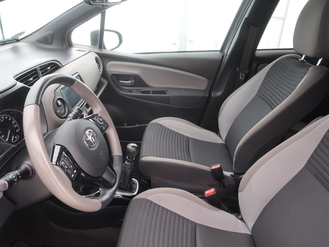 2020 Toyota YARIS - 16