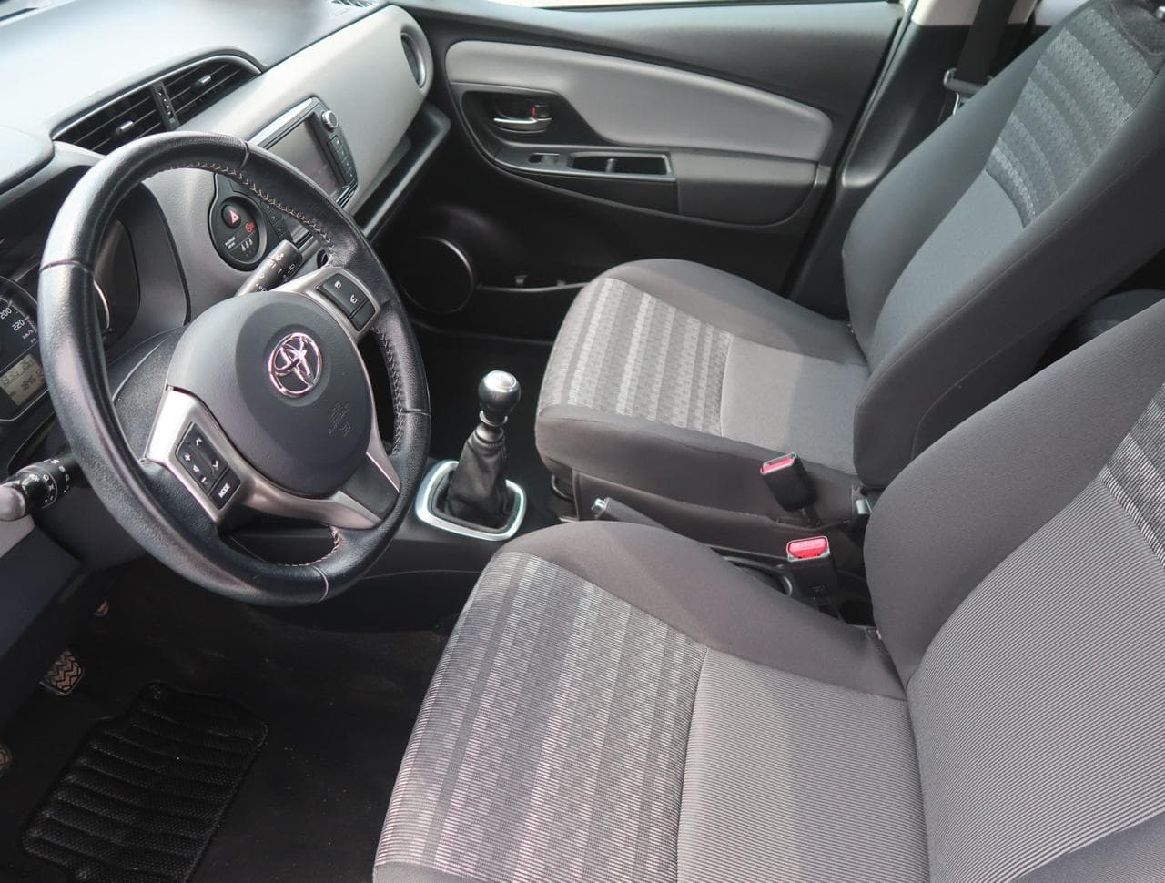2017 Toyota YARIS - 16