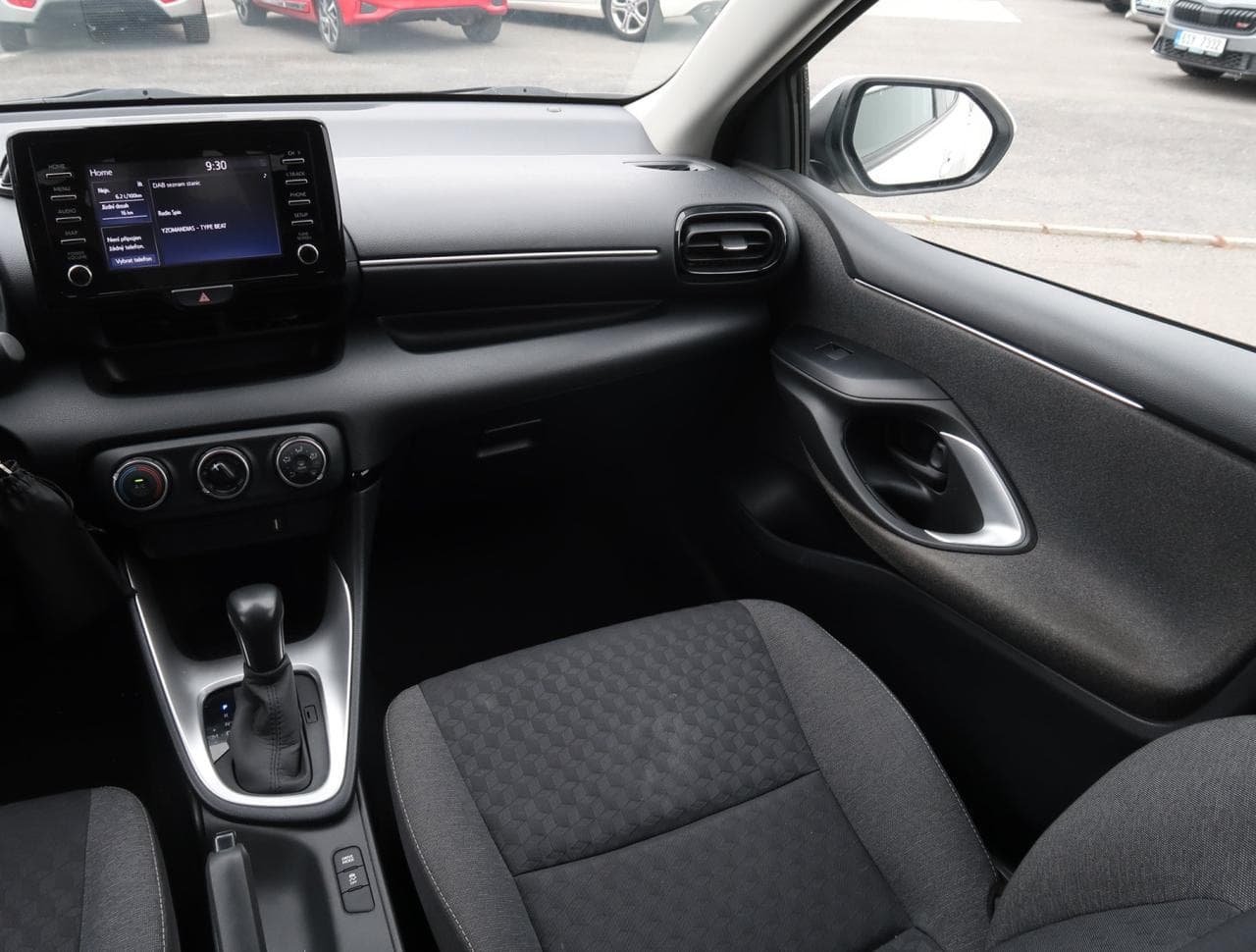 2021 Toyota YARIS - 11