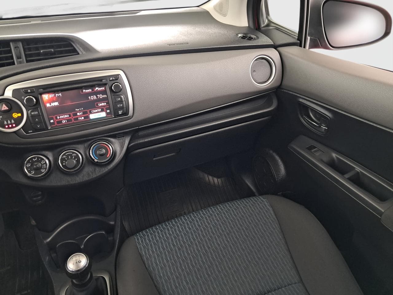 2011 Toyota YARIS - 11