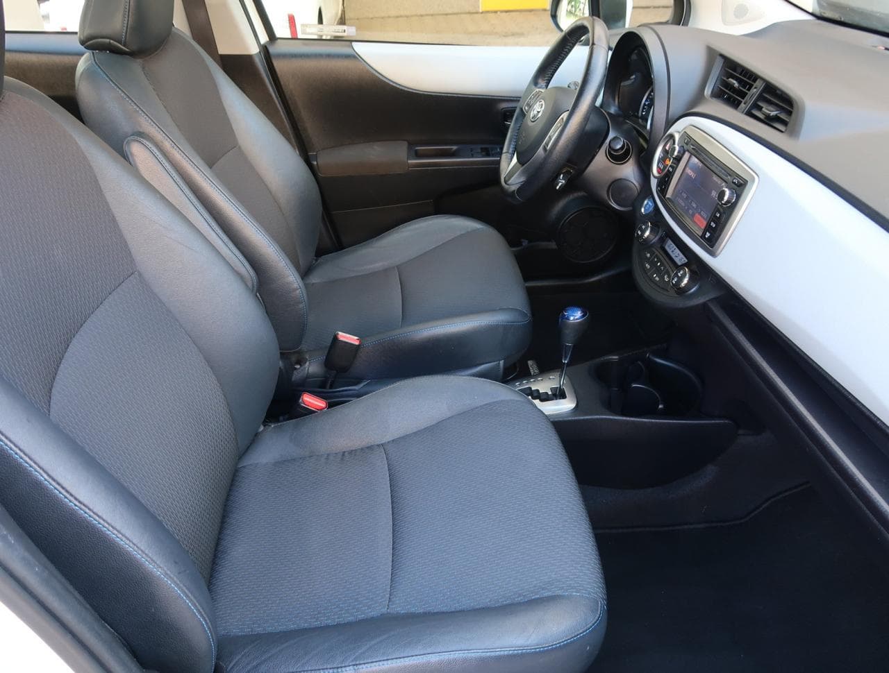 2013 Toyota YARIS - 12