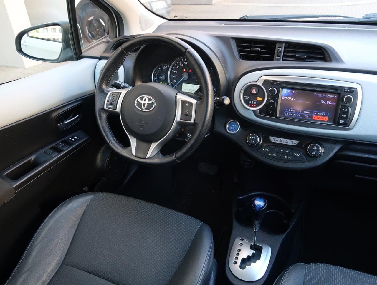 2013 Toyota YARIS - 9