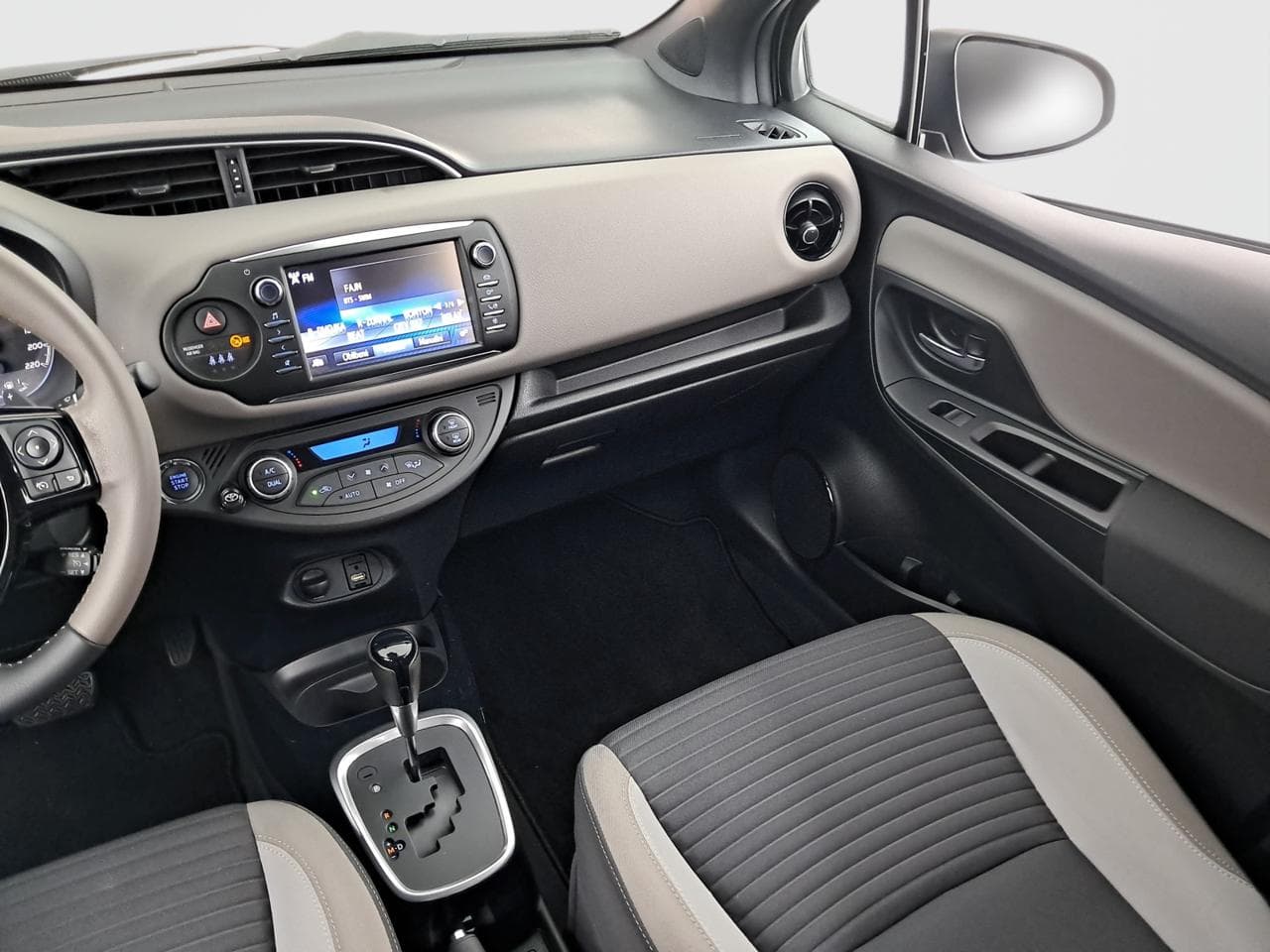 2017 Toyota YARIS - 11
