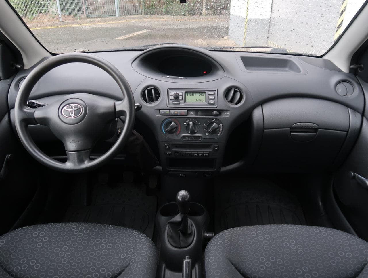 2004 Toyota YARIS - 10