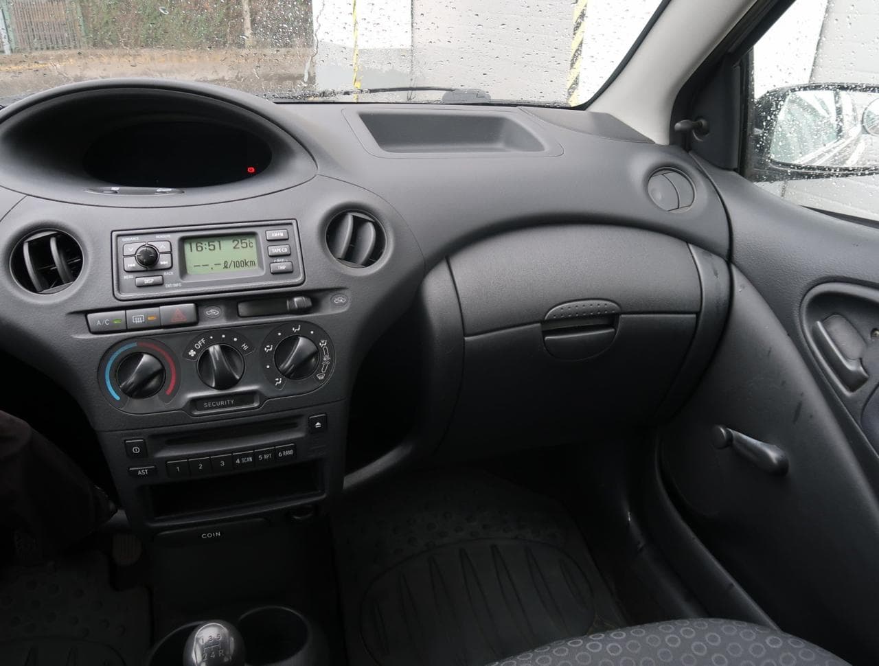 2004 Toyota YARIS - 11