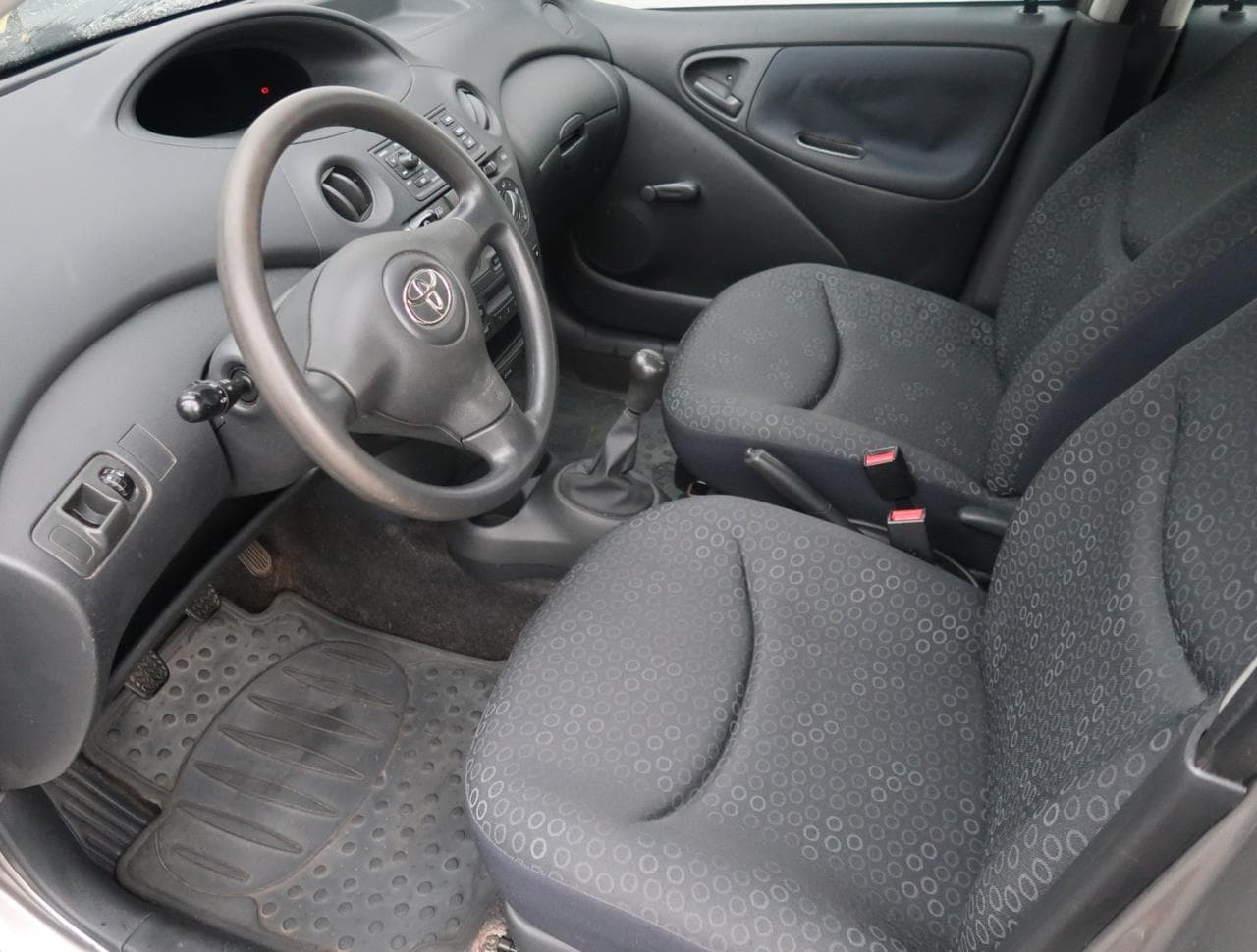 2004 Toyota YARIS - 16