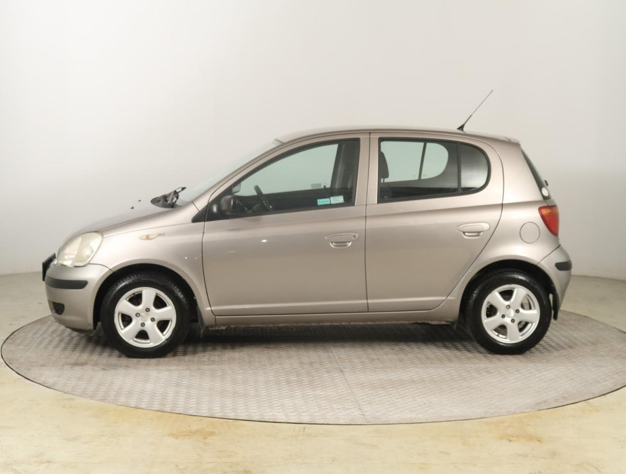 2004 Toyota YARIS - 4