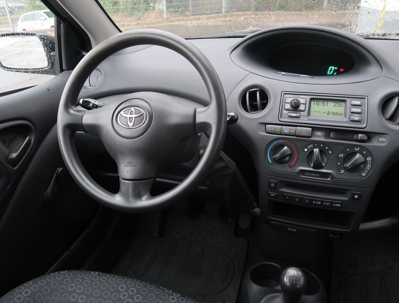 2004 Toyota YARIS - 9