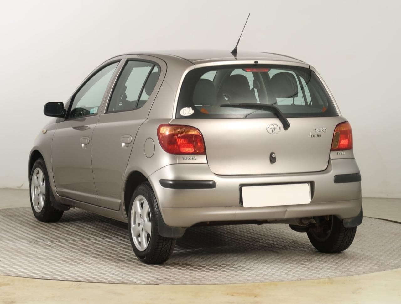2004 Toyota YARIS - 5