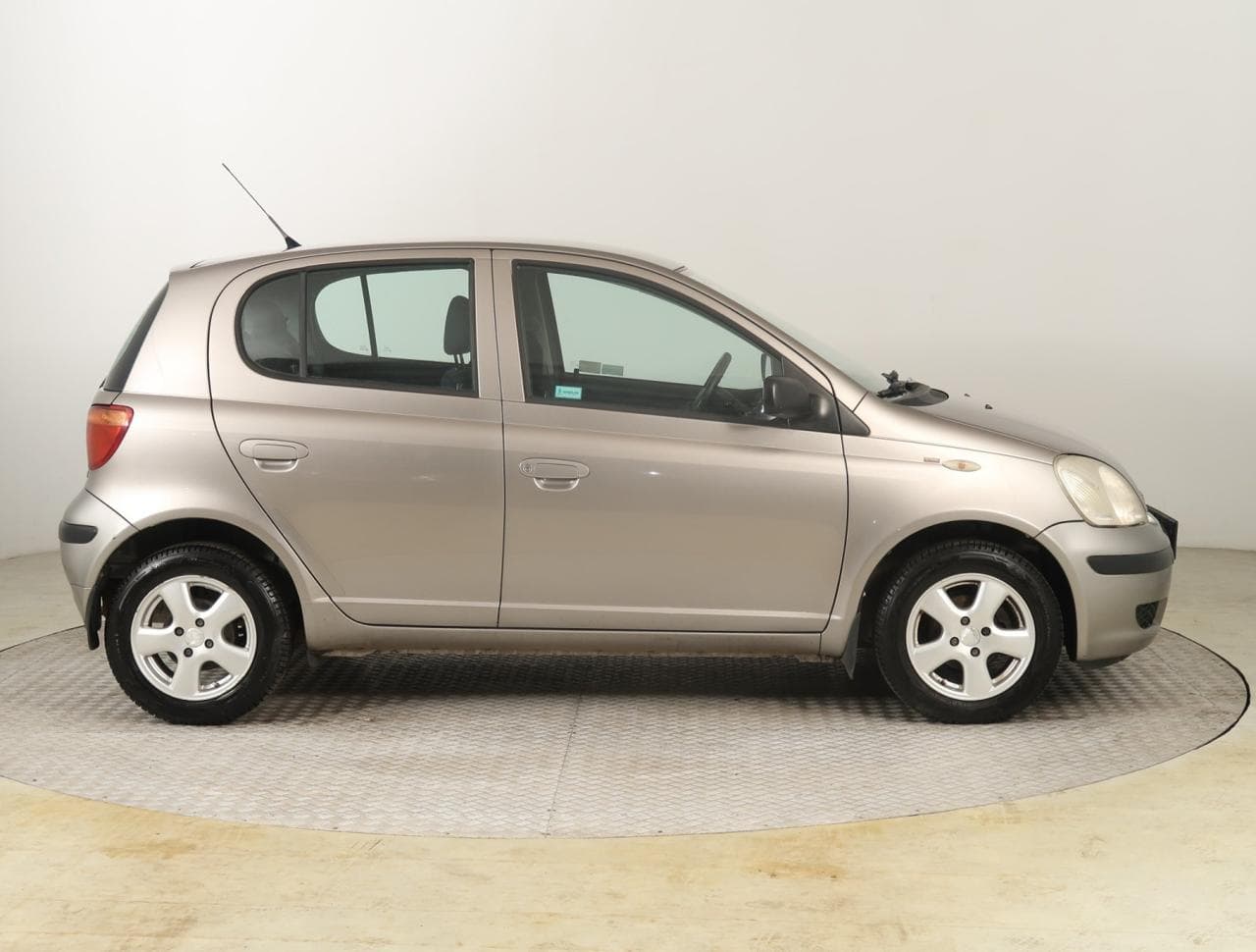 2004 Toyota YARIS - 8