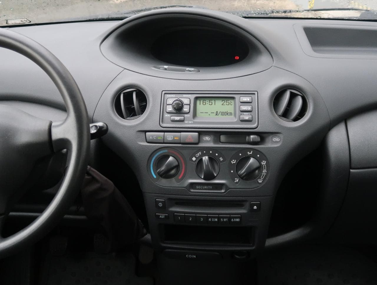 2004 Toyota YARIS - 18