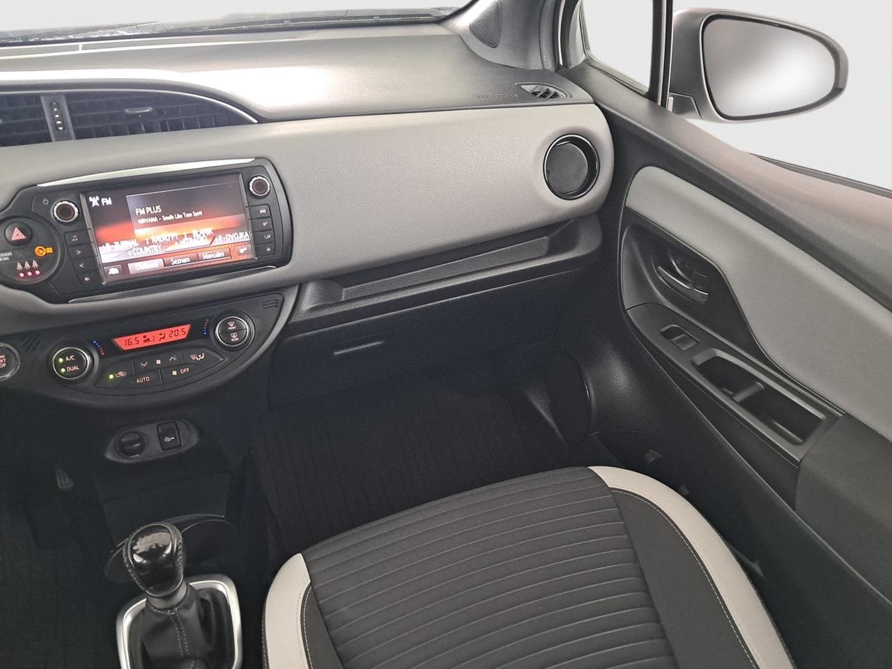 2017 Toyota YARIS - 11