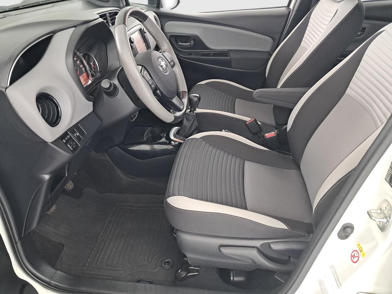 2017 Toyota YARIS - 16