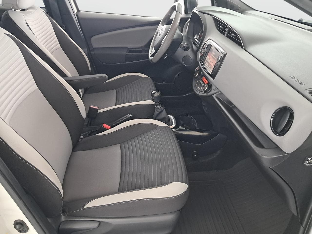 2017 Toyota YARIS - 12