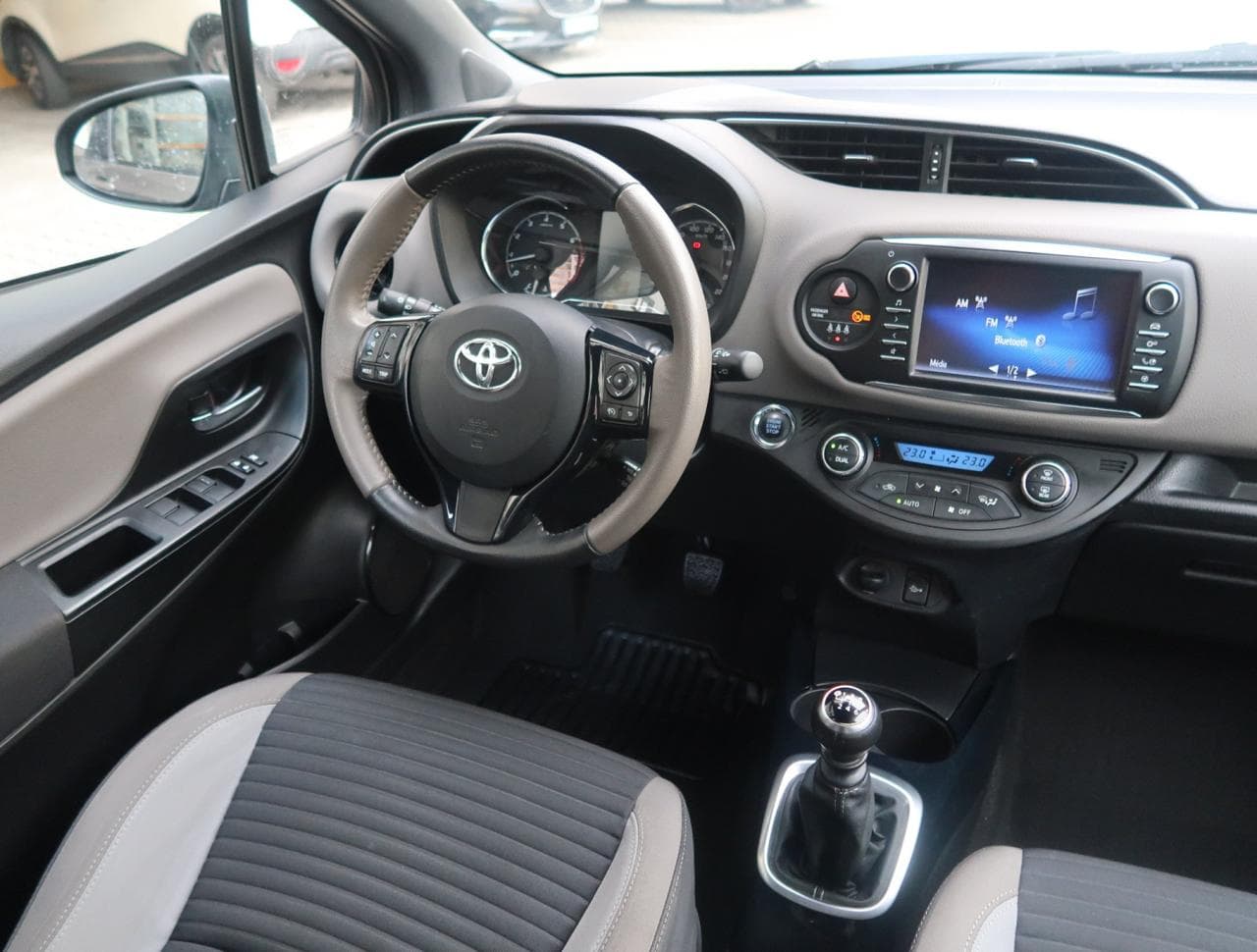 2017 Toyota YARIS - 9