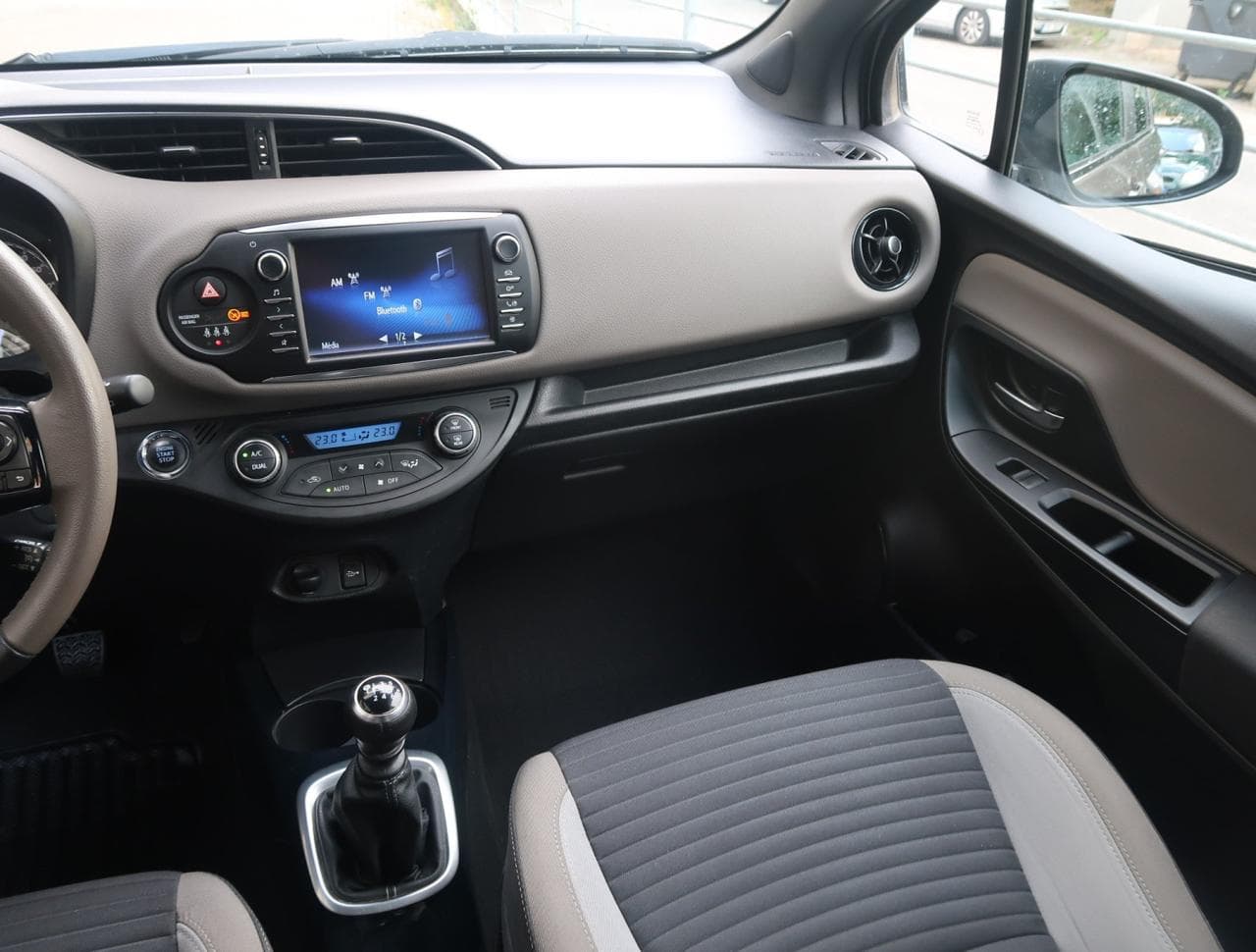 2017 Toyota YARIS - 11