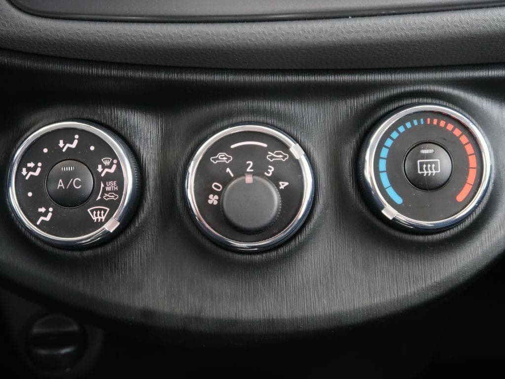 2012 Toyota Yaris - 37