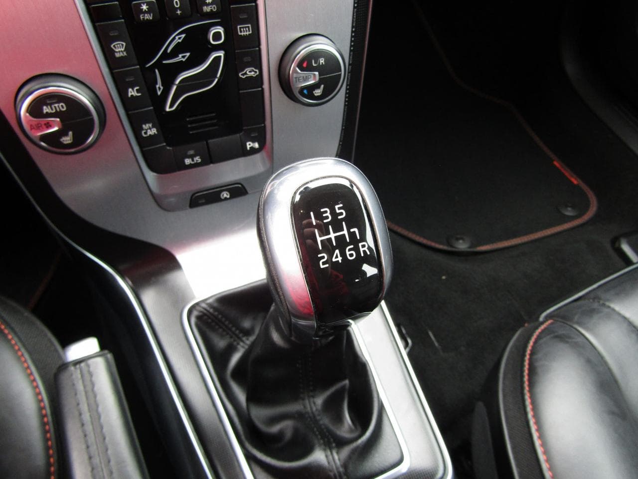 2015 Volvo V40 - 18