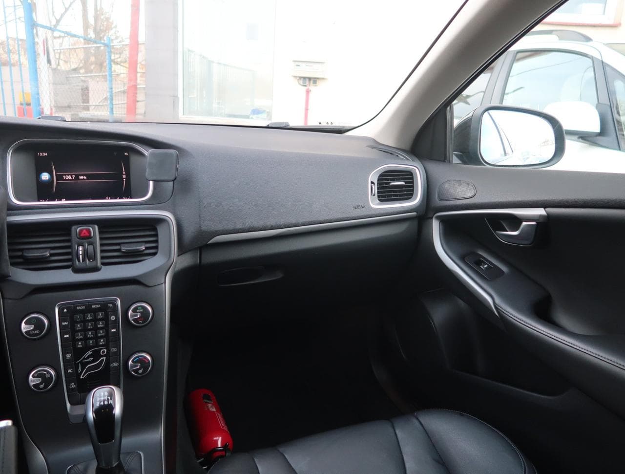 2017 Volvo V40 - 11