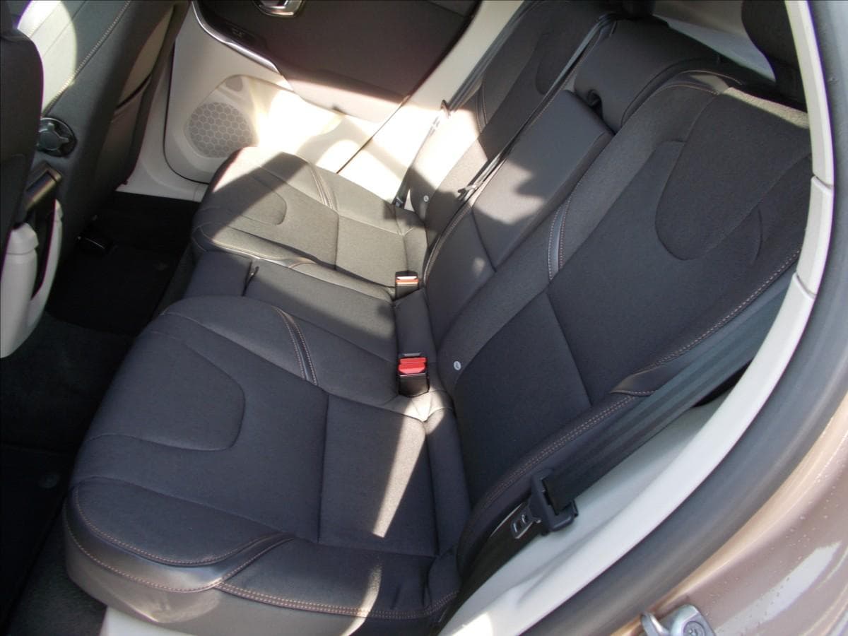 2015 Volvo V40 - 16