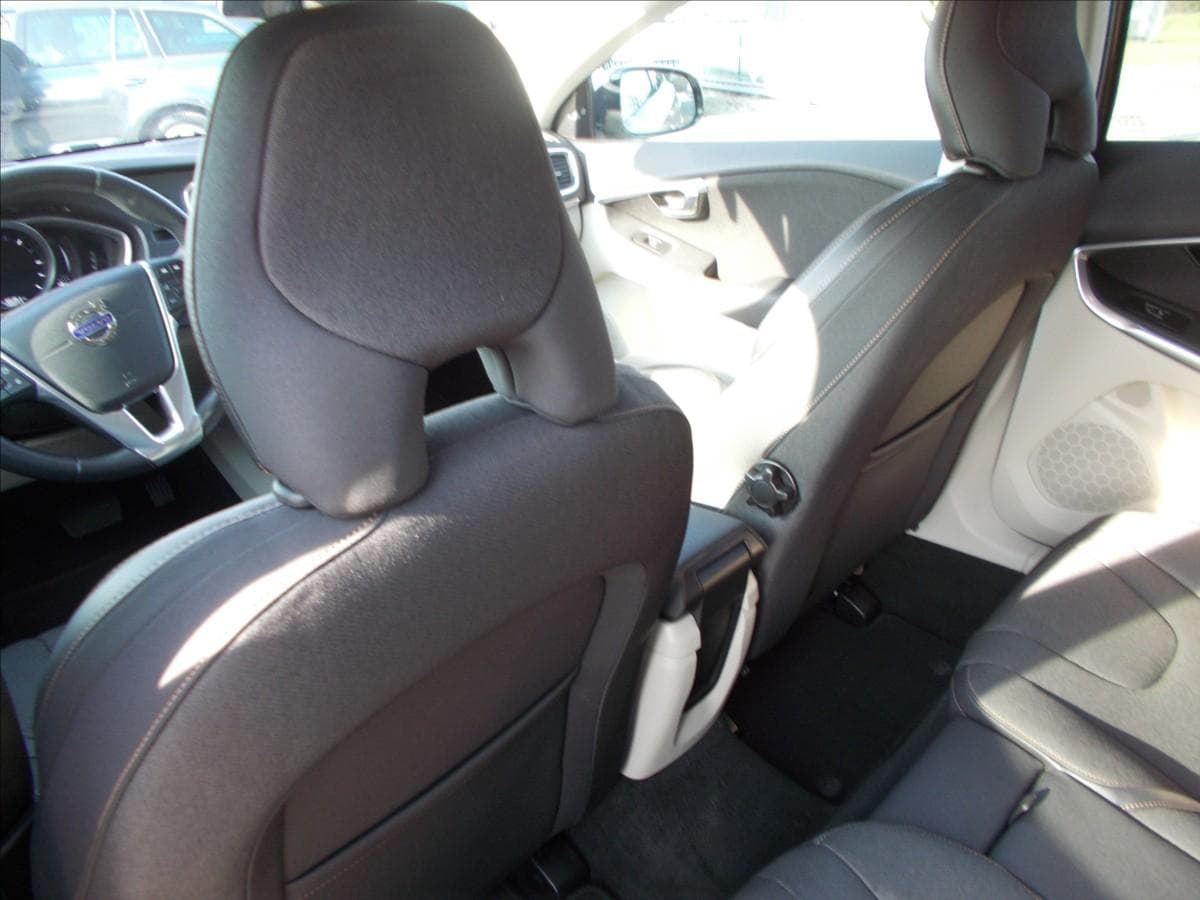 2015 Volvo V40 - 17