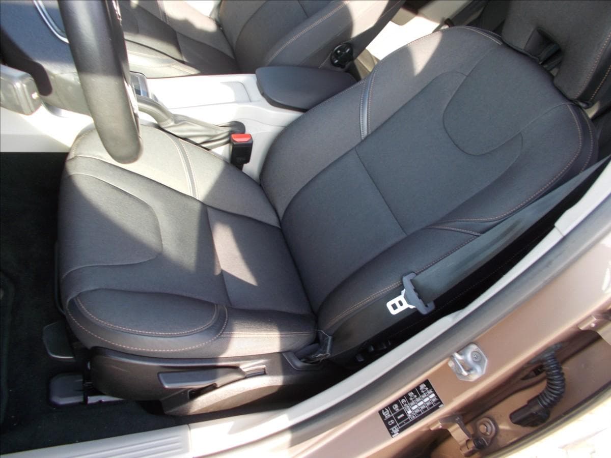 2015 Volvo V40 - 20