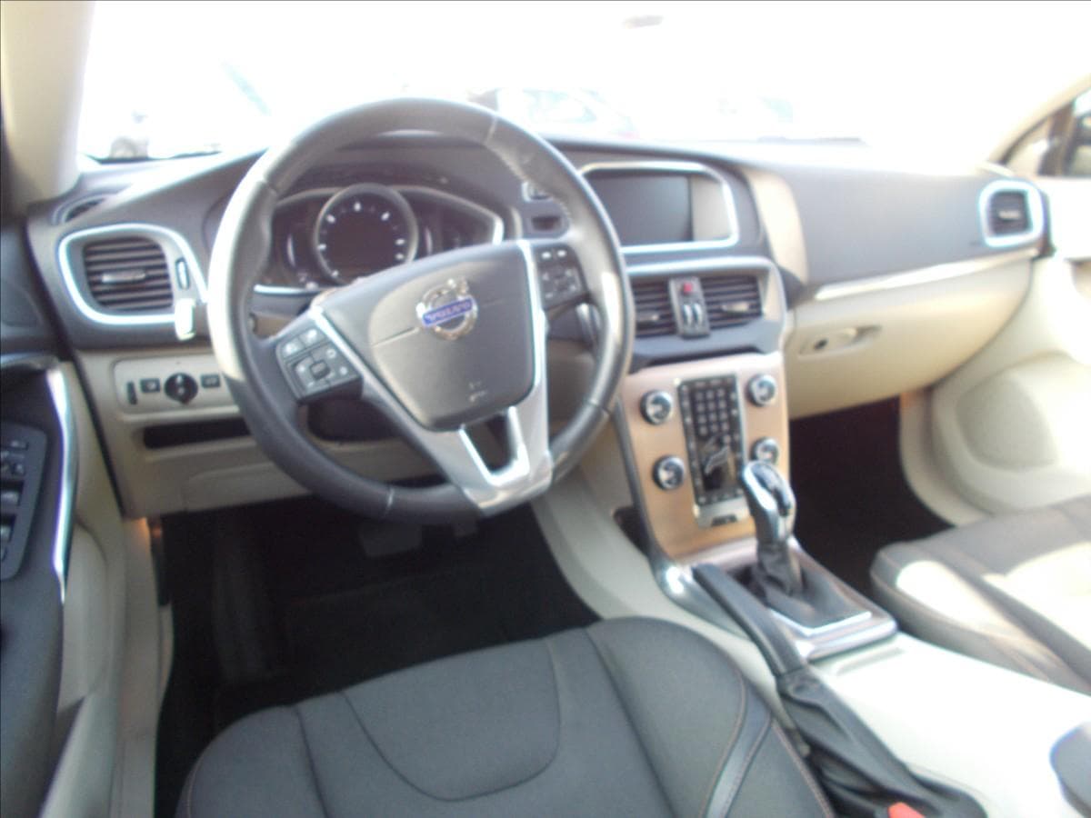 2015 Volvo V40 - 18