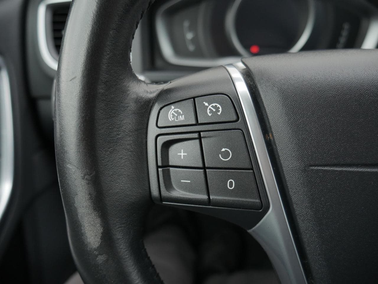 2016 Volvo V60 - 12