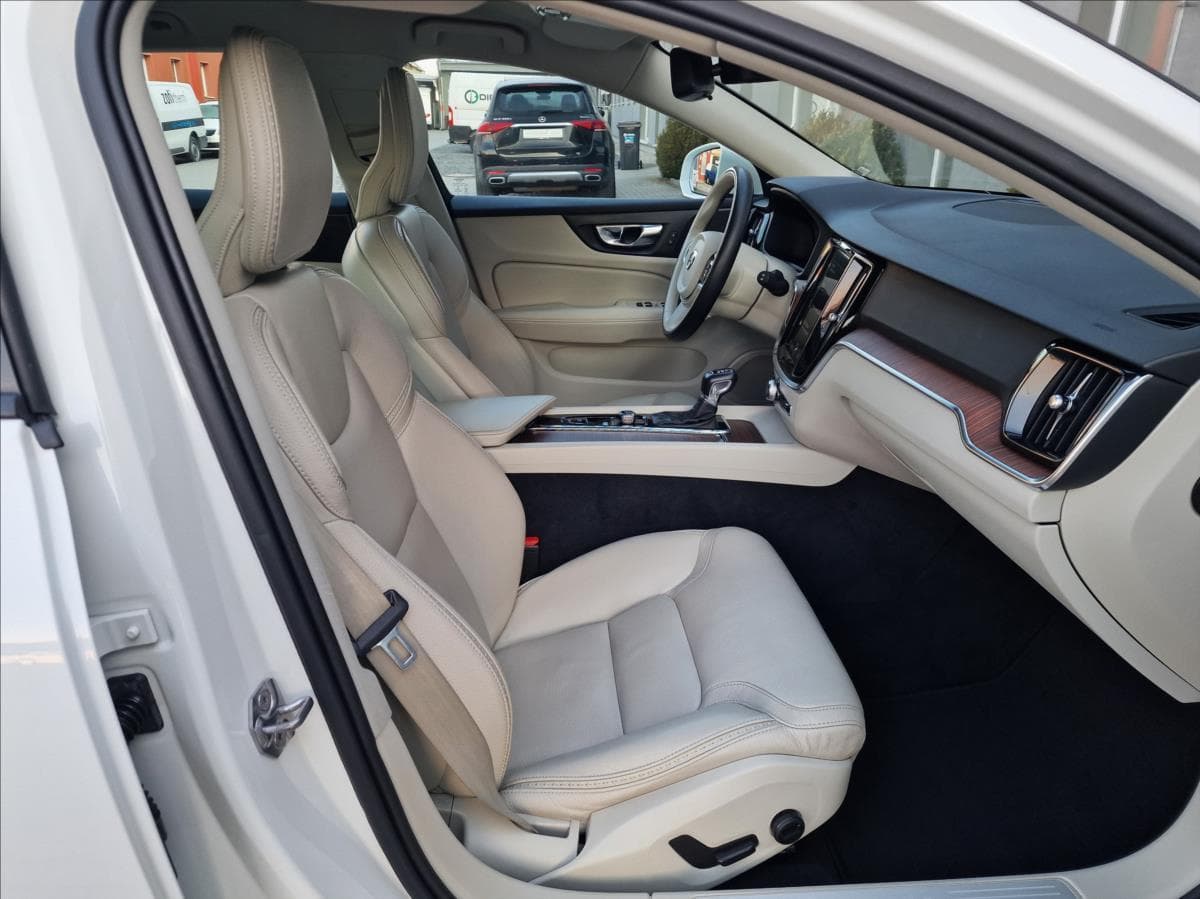 2019 Volvo V60 - 14