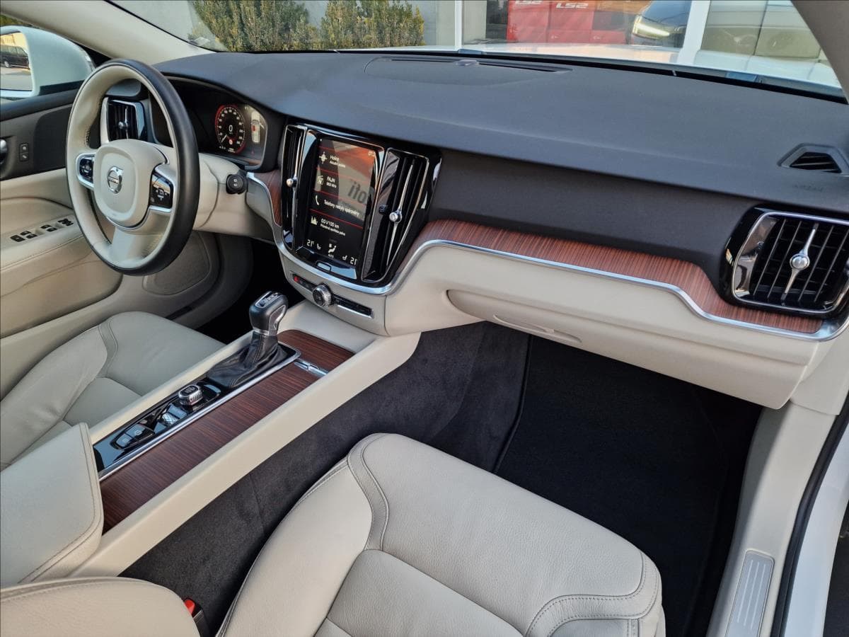 2019 Volvo V60 - 13