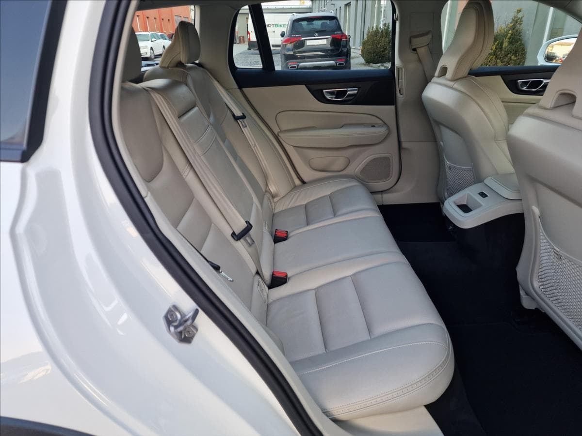 2019 Volvo V60 - 15