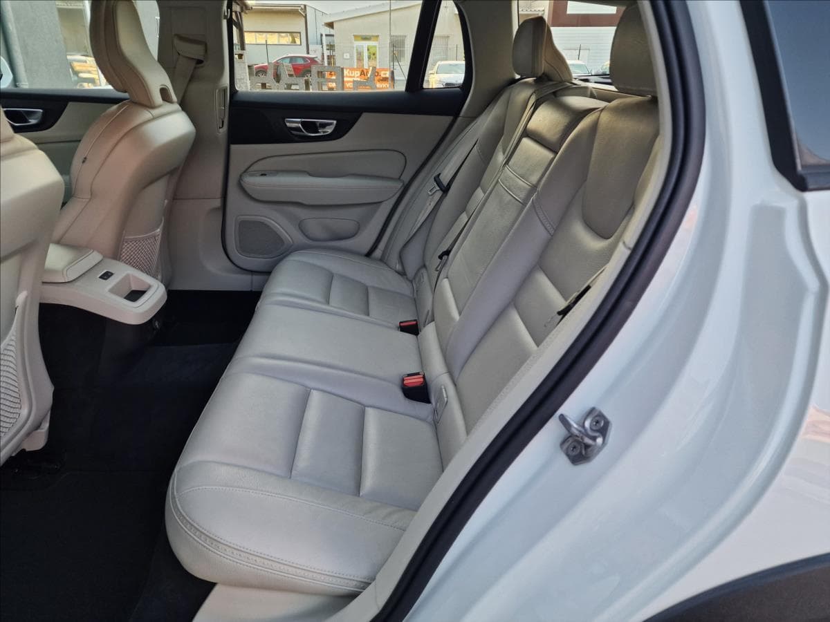 2019 Volvo V60 - 17