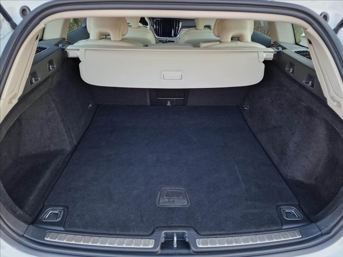 2019 Volvo V60 - 16