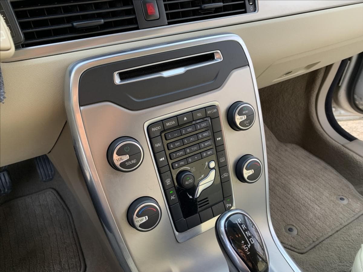 2013 Volvo V70 - 11