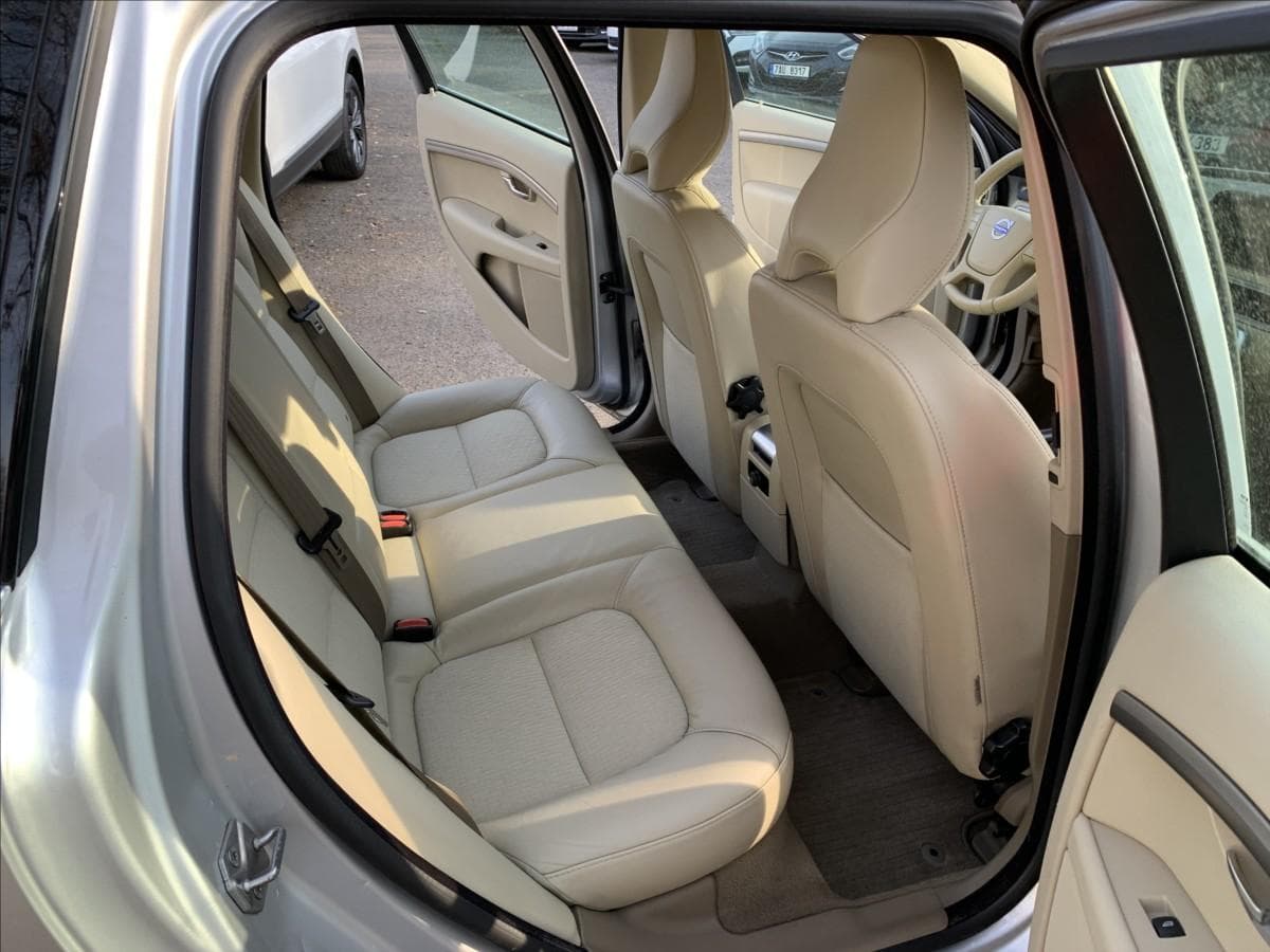 2013 Volvo V70 - 16
