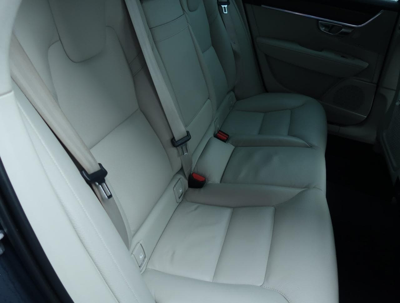 2020 Volvo V90 - 13