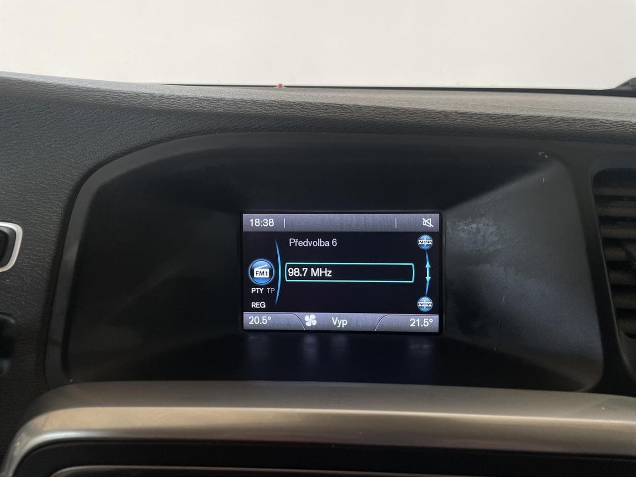 2016 Volvo V60 - 13